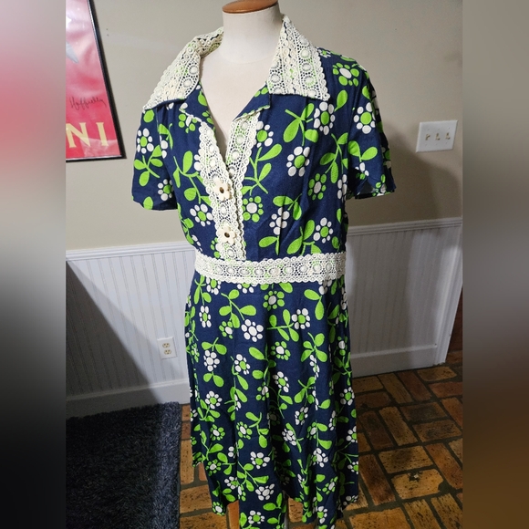 VTG Julie Brown Floral Dress With Crochet Trim Size 12 - Picture 1 of 6